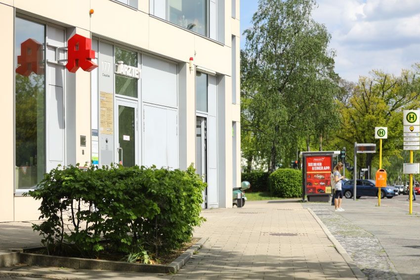 Eingang Hausarztpraxis Zehlendorf mydoc MVZ Berlin über Argentinische Allee